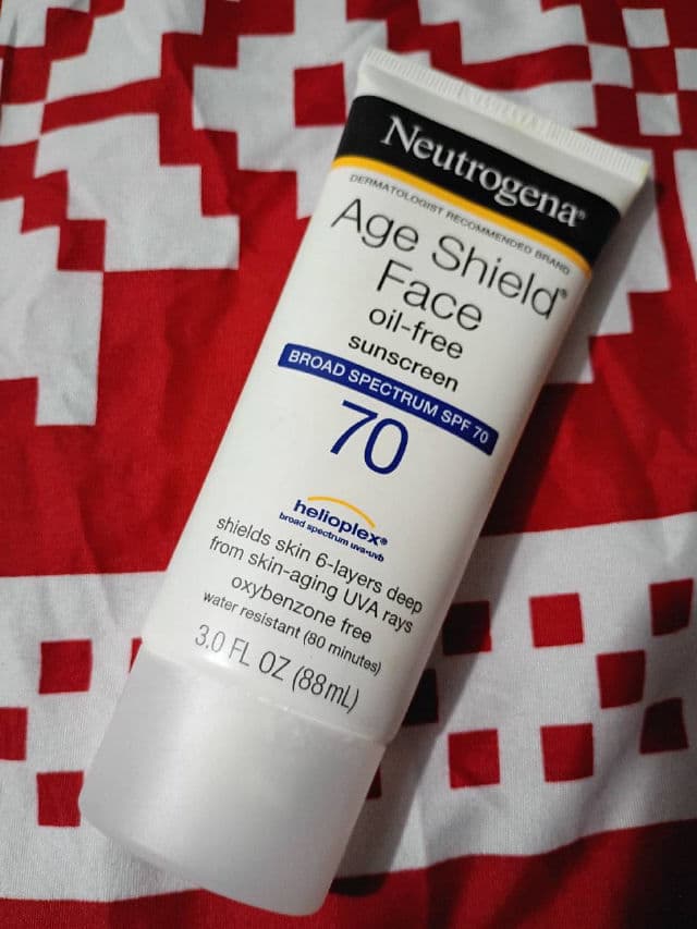 Neutrogena Age Shield Anti-Oxidant Face Lotion Sunscreen Broad Spectrum SPF 70 review photo by Rosig