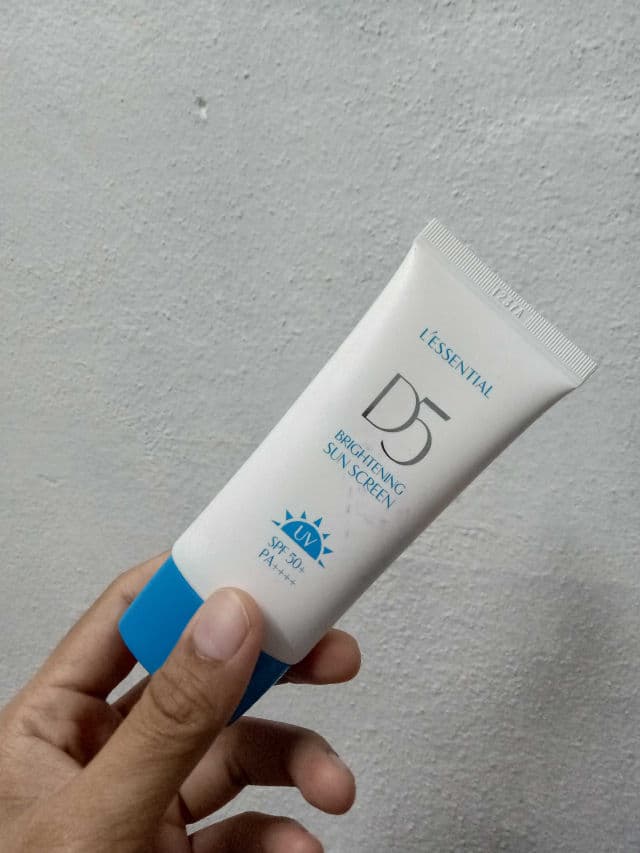 L'ESSENTIAL D5 Brightening Sunscreen SPF50+ PA++++ review photo by mirmi