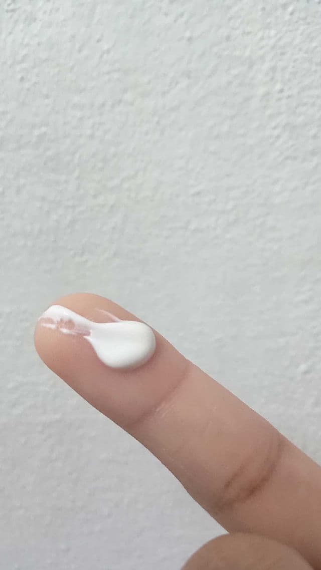 L'ESSENTIAL D5 Brightening Sunscreen SPF50+ PA++++ review photo by mirmi
