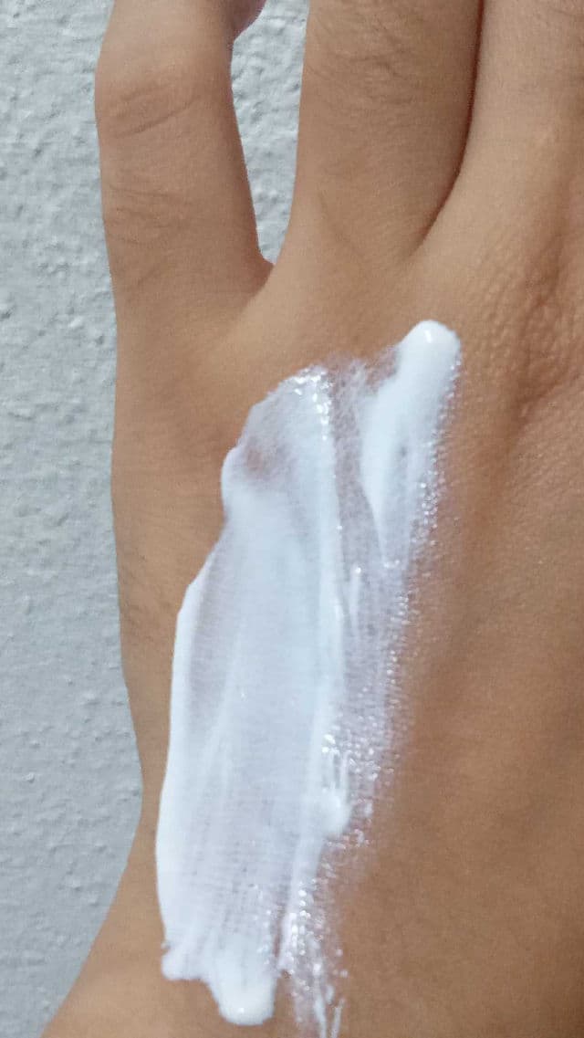 L'ESSENTIAL D5 Brightening Sunscreen SPF50+ PA++++ review photo by mirmi