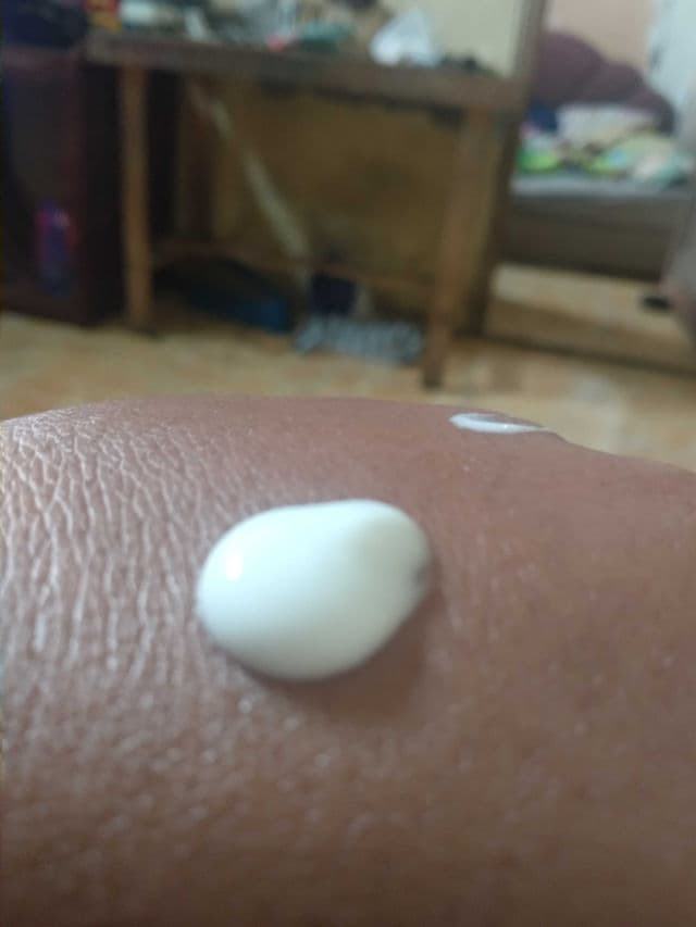 Wardah UV Shield Essential Sunscreen Gel SPF 30 PA+++ review photo by eltabita
