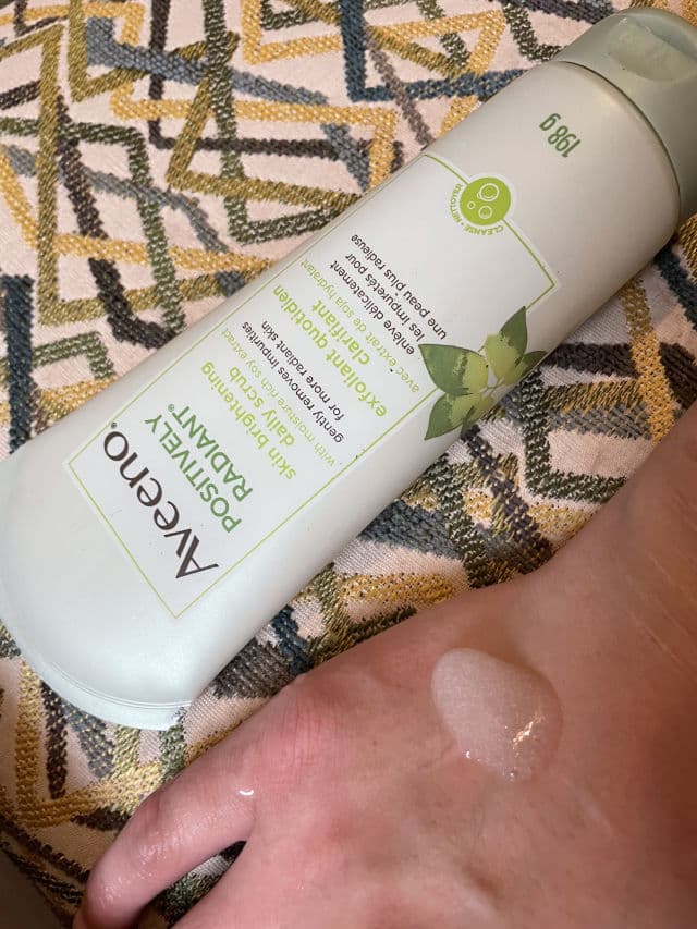 Aveeno Active Naturals Positively Radiant Scrub review photo by Pastelem0