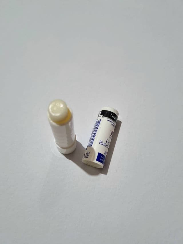 Neutrogena Norwegian Formula Lip Moisturizer with SPF 15 review photo by sumbellissima