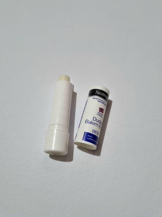 Neutrogena Norwegian Formula Lip Moisturizer with SPF 15 review photo by sumbellissima