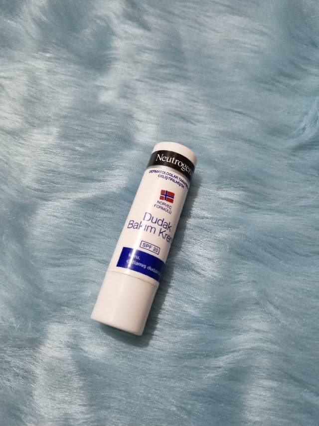 Neutrogena Norwegian Formula Lip Moisturizer with SPF 15 review photo by sumbellissima