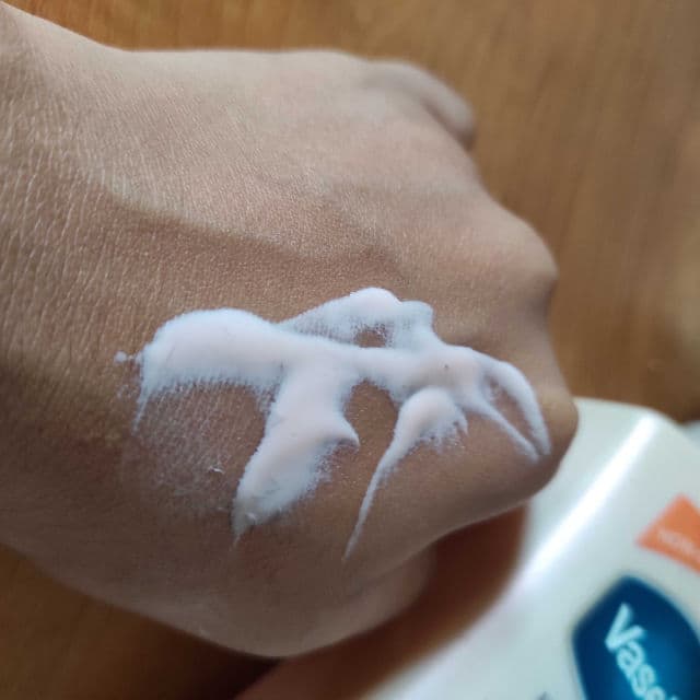 Vaseline Healthy Bright Daily Brightening Even Tone Body Lotion review photo by curlycurves