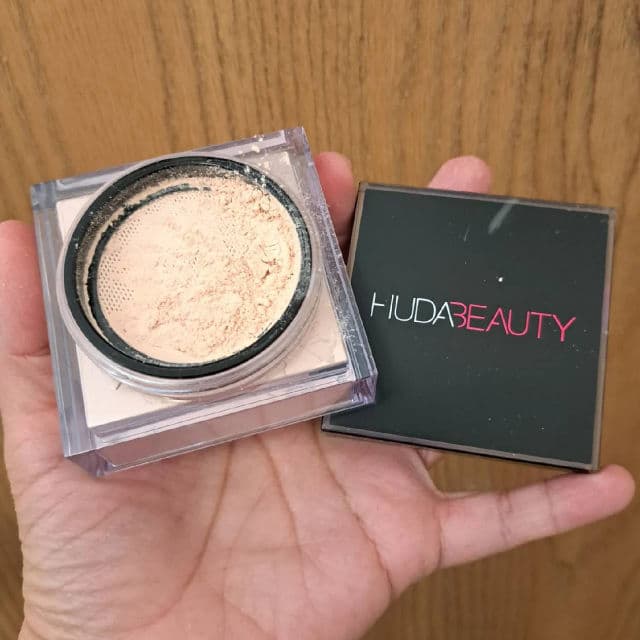Huda Beauty Easy Bake Loose Powder review photo by Wendy22