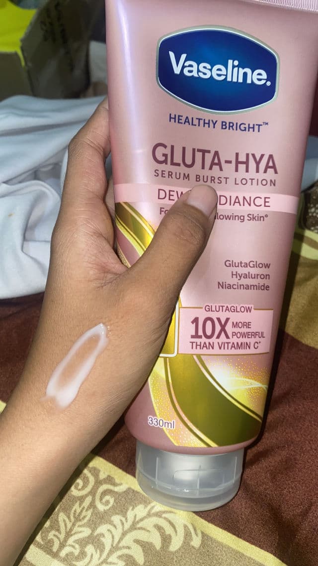 Vaseline Healthy Bright Gluta-Hya Serum Burst Lotion Dewy Radiance review photo by Dindarp