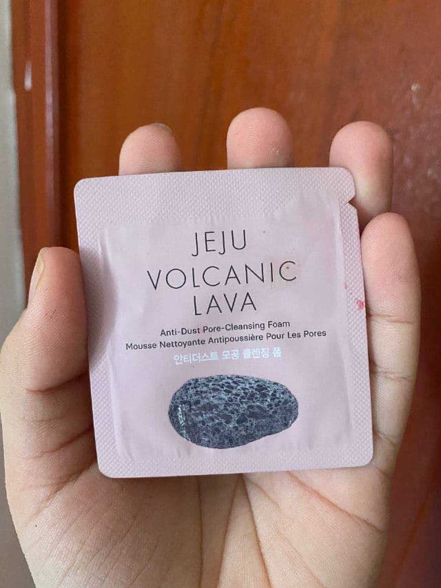 THE FACE SHOP Jeju Volcanic Lava Anti-Dust Pore-Cleansing Foam review photo by Nikkie