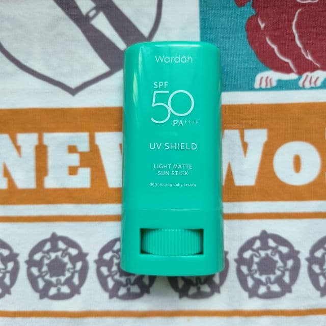 Wardah UV Shield Light Matte Sun Stick SPF 50 PA ++++ review photo by zombieskinz