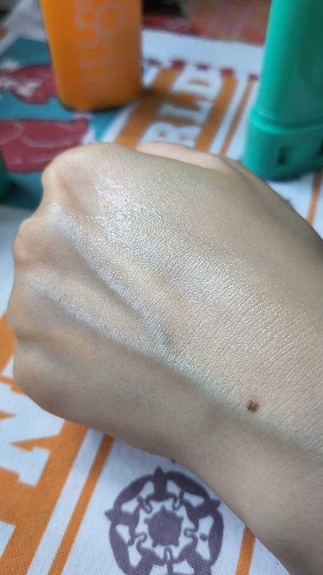 Wardah UV Shield Light Matte Sun Stick SPF 50 PA ++++ review photo by zombieskinz
