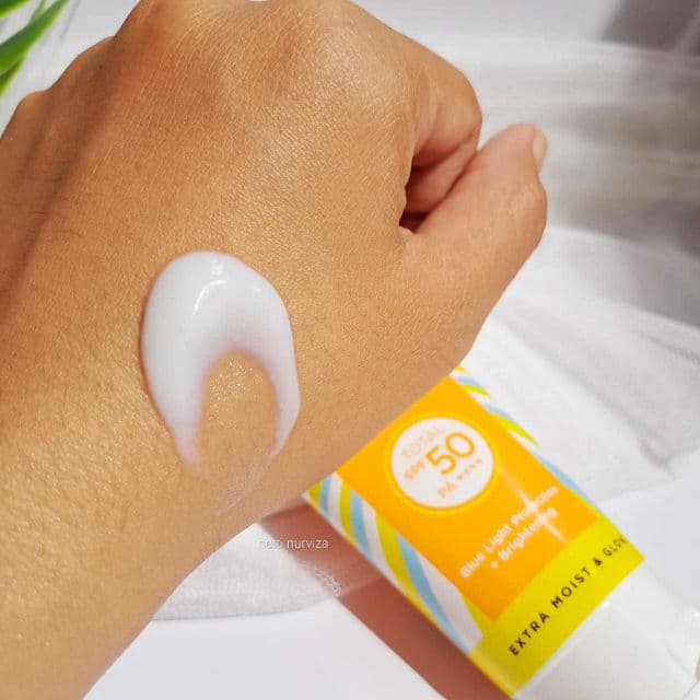 Azarine Hydramax-C Sunscreen Serum SPF 50 PA++++ review photo by Nettinv
