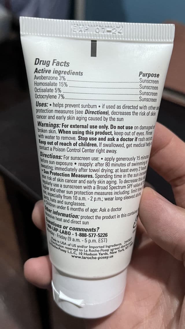La Roche-Posay Anthelios Clear Skin Dry Touch Sunscreen Broad Spectrum SPF 60 review photo by vinci