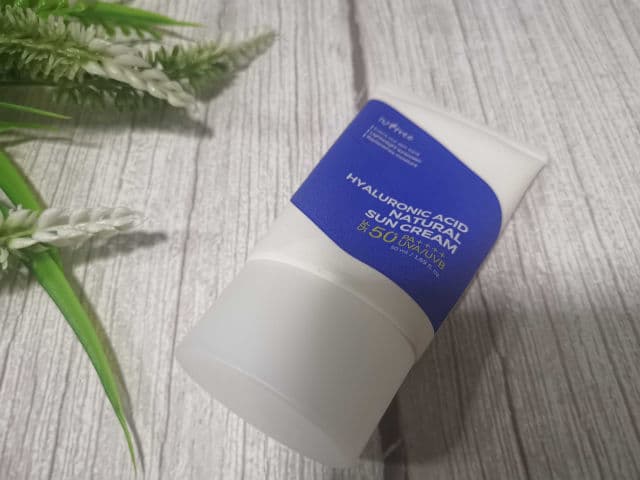 ISNTREE Hyaluronic Acid Natural Sun Cream SPF50+ PA++++ review photo by Whitepaperboat