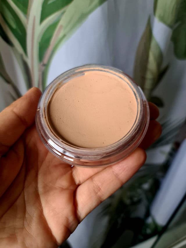 Max Factor Miracle Touch Skin Smoothing Foundation	 review photo by Ewalip04