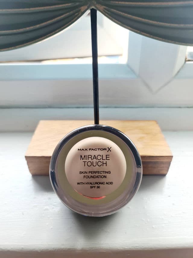 Max Factor Miracle Touch Skin Smoothing Foundation	 review photo by Ewalip04