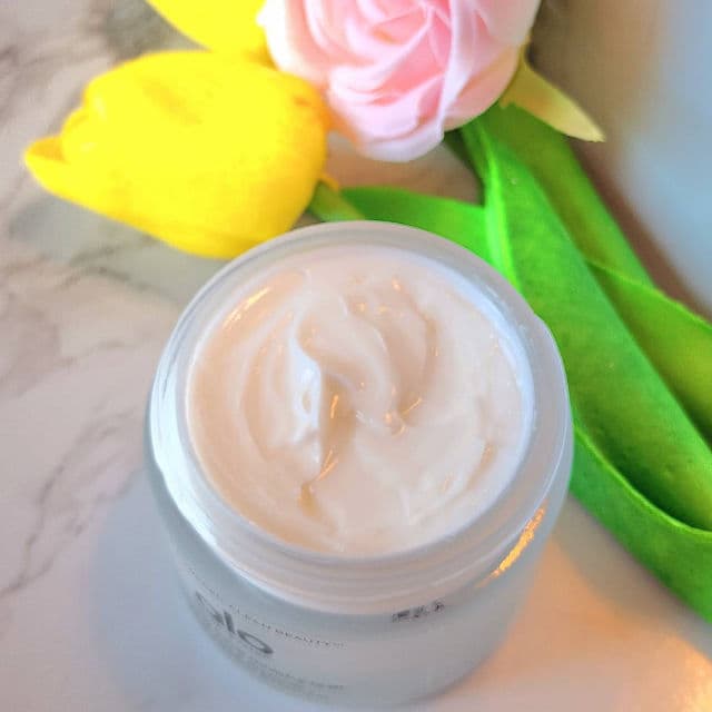 Alo Yoga Luminizing Face Moisturizer review photo by Researching4Beauty