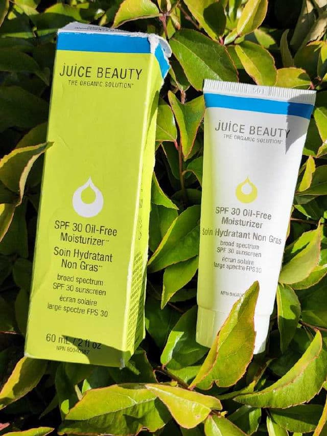 Juice Beauty Blemish Clearing Collection SPF 30 Oil-Free Moisturizer review photo by Researching4Beauty