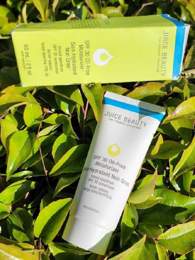 Juice Beauty Blemish Clearing Collection SPF 30 Oil-Free Moisturizer review photo by Researching4Beauty