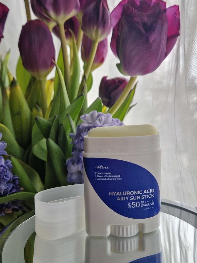 ISNTREE Hyaluronic Acid Airy Sun Stick SPF 50 PA++++ review photo by oiilivebeauty