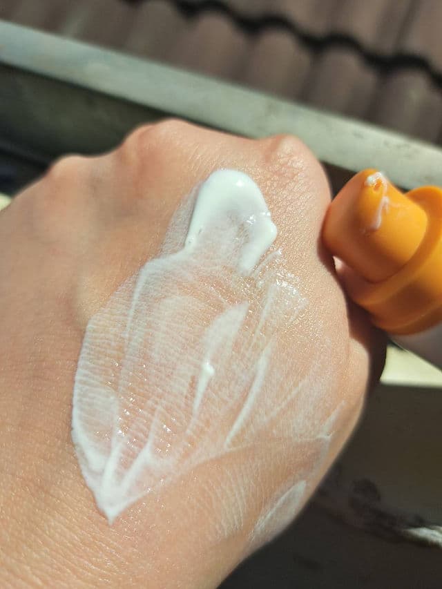 Laneige Radian-C Sun Cream SPF50+ PA++++ review photo by HanYu12