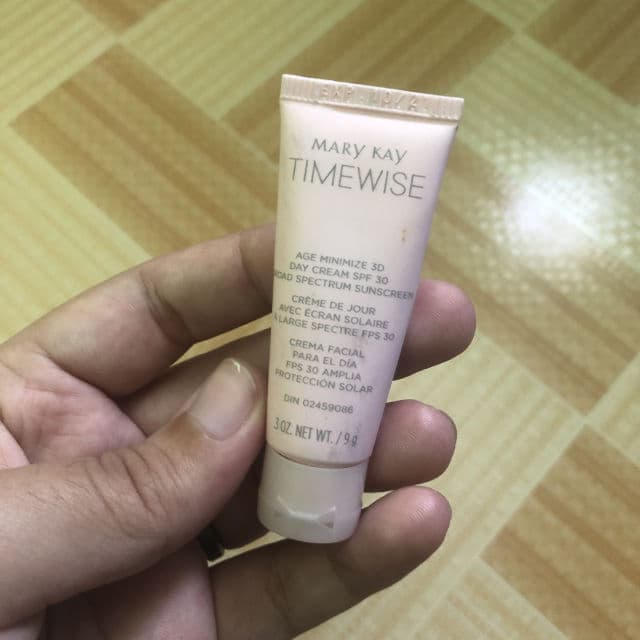 Mary Kay TimeWise® Age Minimize 3D® Day Cream SPF 30 Broad Spectrum Sunscreen Combination Oily review photo by Yssaaa