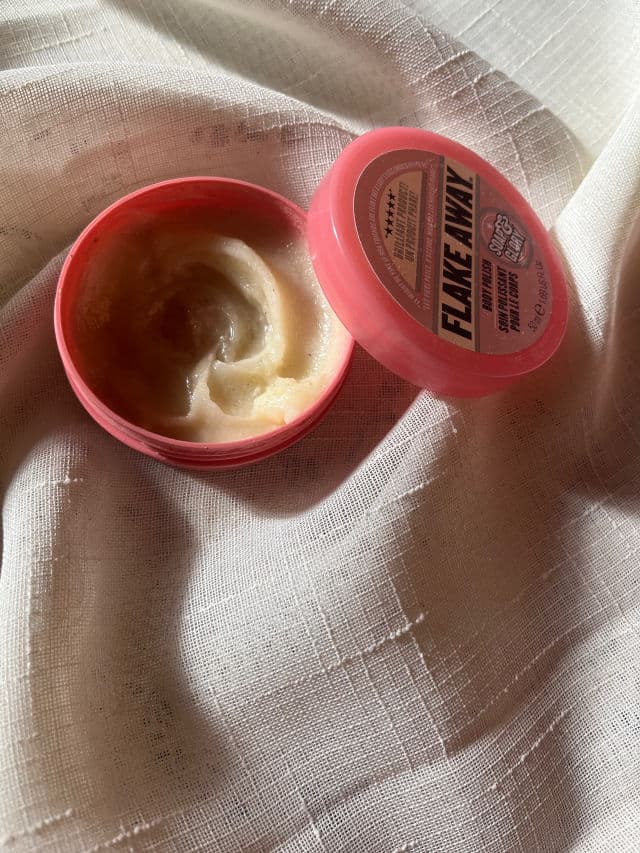 Soap & Glory Original Pink Flake Away Body Scrub review photo by Jasminmmundo