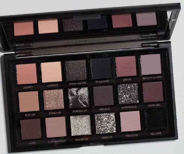 Huda Beauty Pretty Grunge Eyeshadow Palette review photo by bumpyshoot