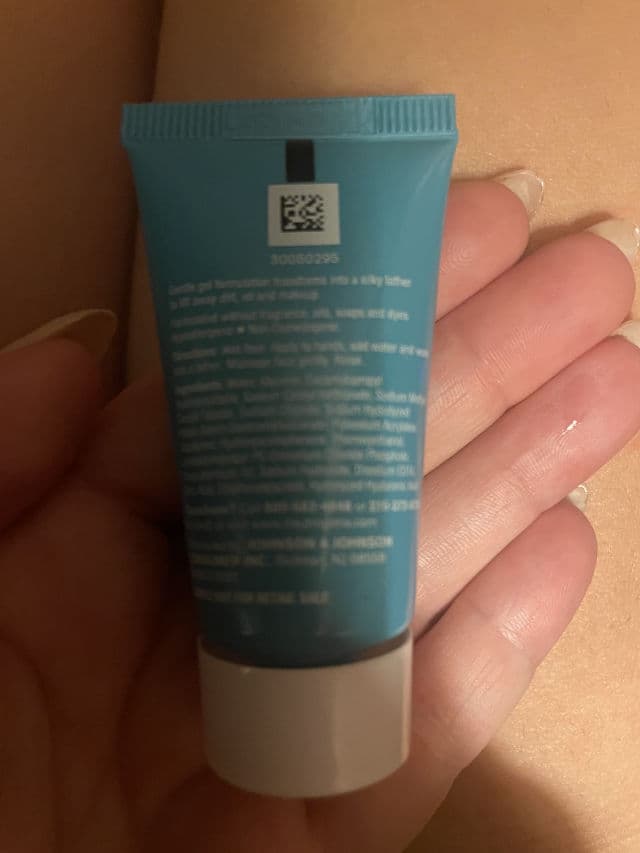 Neutrogena Hydro Boost Hydrating Cleansing Gel with Hyaluronic Acid review photo by Thursday