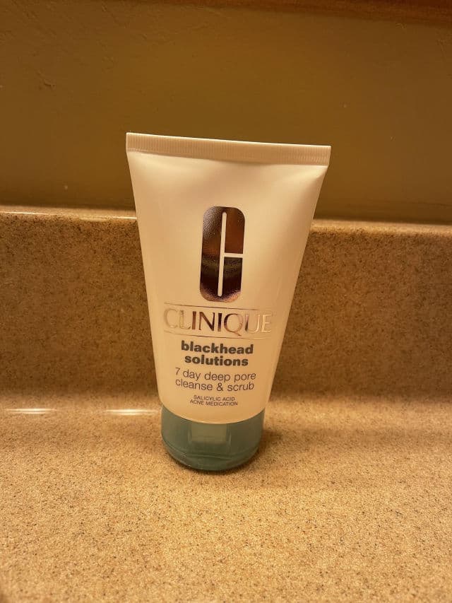 Clinique Blackhead Solutions 7 Day Deep Pore Cleanse & Scrub review photo by mariaa55