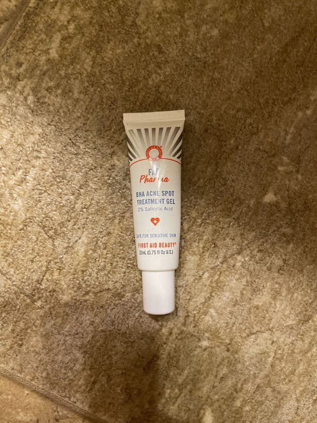 First Aid Beauty BHA Acne Spot Treatment Gel 2% Salicylic Acid review photo by mariaa55