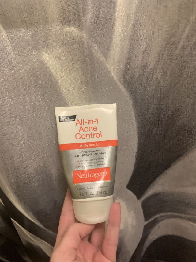 Neutrogena All-in-1 Acne Control Daily Scrub review photo by momlife86