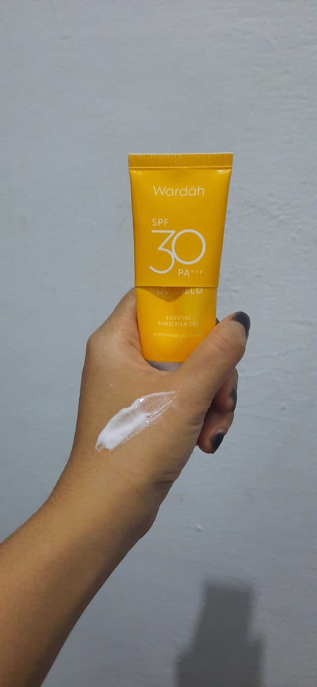Wardah UV Shield Essential Sunscreen Gel SPF 30 PA+++ review photo by alvianita