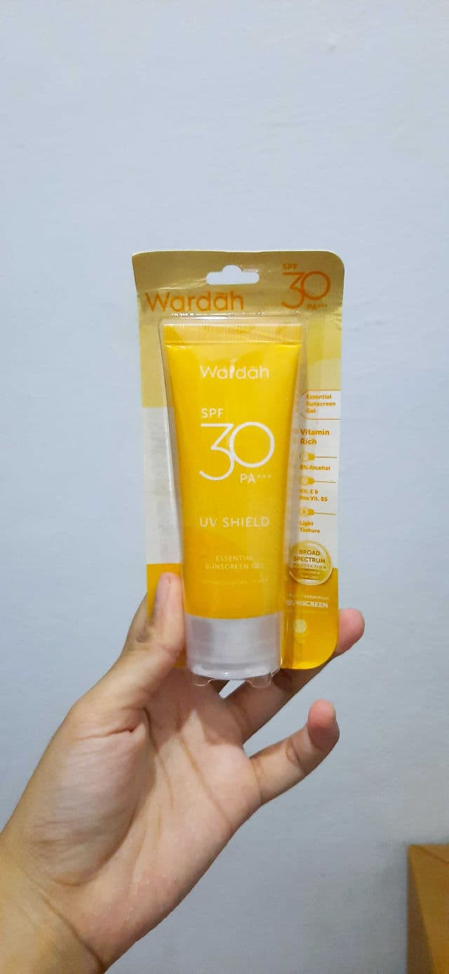 Wardah UV Shield Essential Sunscreen Gel SPF 30 PA+++ review photo by alvianita