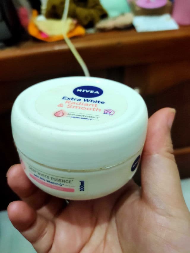 Nivea Extra White Radiant & Smooth Cream review photo by carolinachuby
