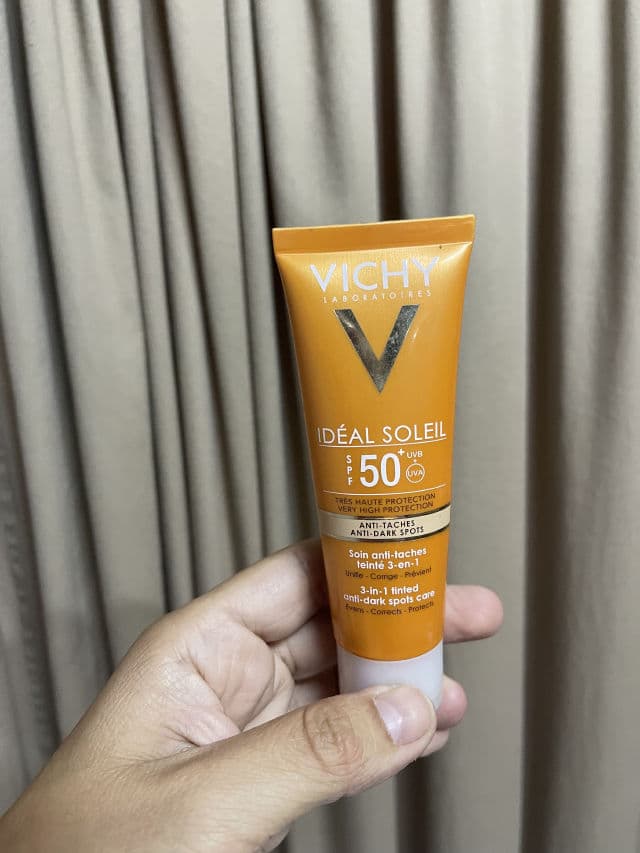 Vichy Laboratories Ideal Soleil Anti-Dark Spots Tinted Face Cream SPF50+ review photo by GioviKiss