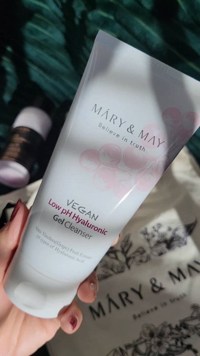 Vegan Low pH Hyaluronic Gel Cleanser product review