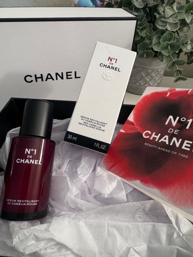Chanel N°1 De Chanel Red Camellia Revitalizing Serum review photo by jpjpleeee