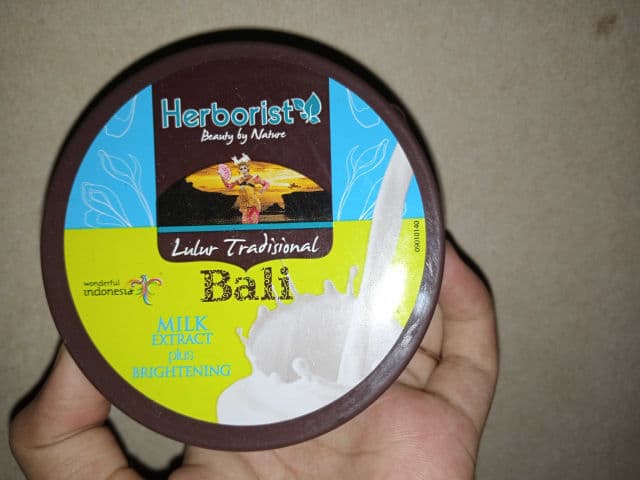 Herborist Lulur Traditional Bali Extra Scrub Milk Extract + Whitening review photo by mwasaudah