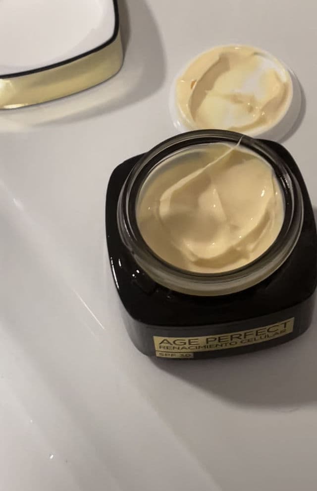 L'Oreal Paris Renacimiento Celular Crema Age Perfect Regeneradora SPF30 review photo by GossipEve