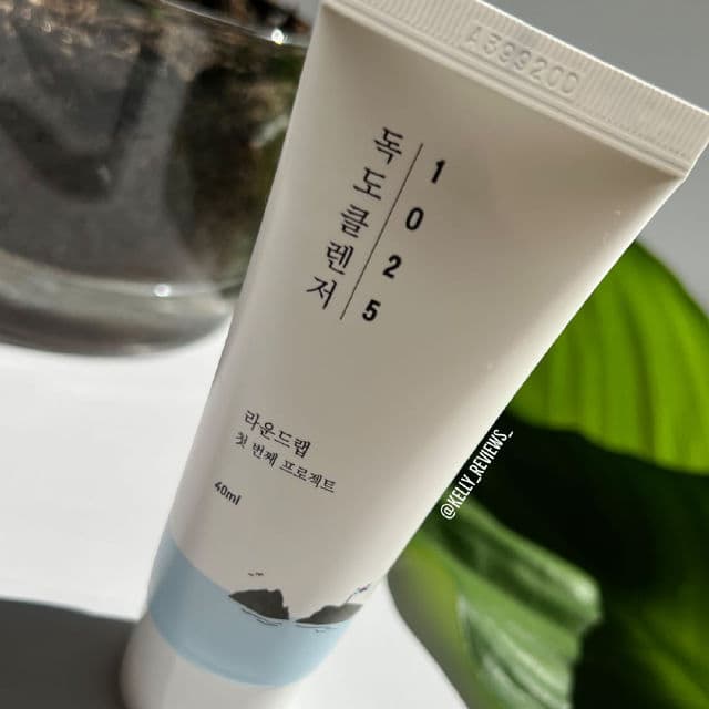 Round Lab 1025 Dokdo Cleanser review photo by Kelly Reviews