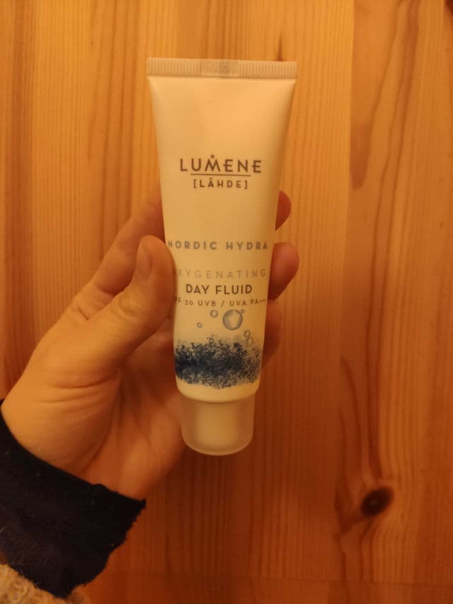Lumene Nordic Hydra Oxygenating Day Fluid SPF30 review photo by EmmaReviews