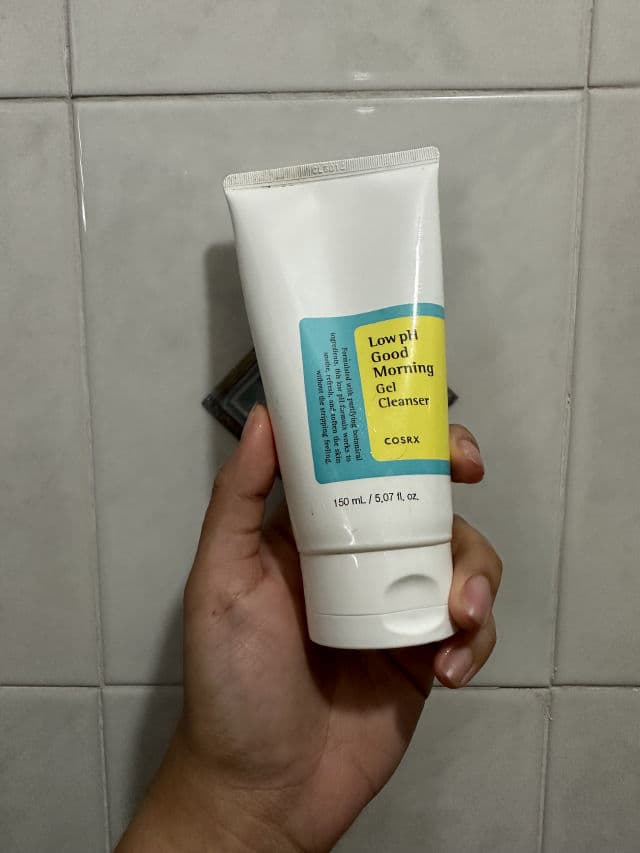 COSRX Low pH Good Morning Gel Cleanser review photo by Zarf