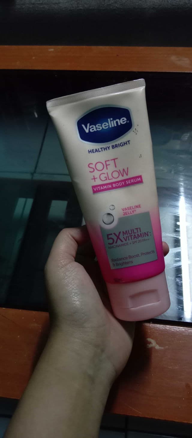 Vaseline Soft Glow Vitamin Body Serum review photo by Mesti