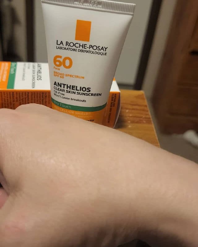 La Roche-Posay Anthelios Clear Skin Oil Free Sunscreen SPF 60 review photo by Rosie84
