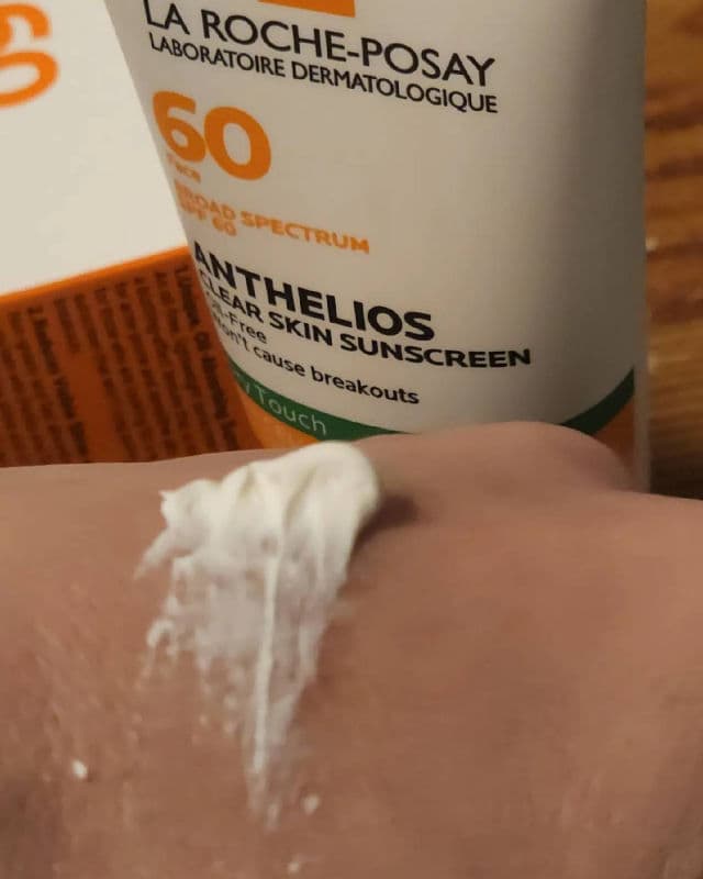 La Roche-Posay Anthelios Clear Skin Oil Free Sunscreen SPF 60 review photo by Rosie84