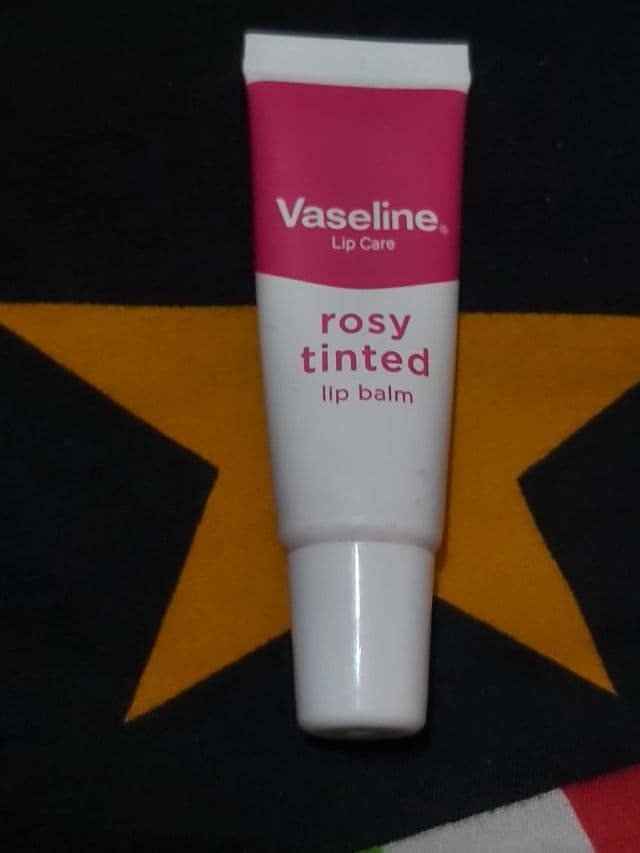 Vaseline Lip Care Rosy Tinted review photo by dhuwiputridharmo
