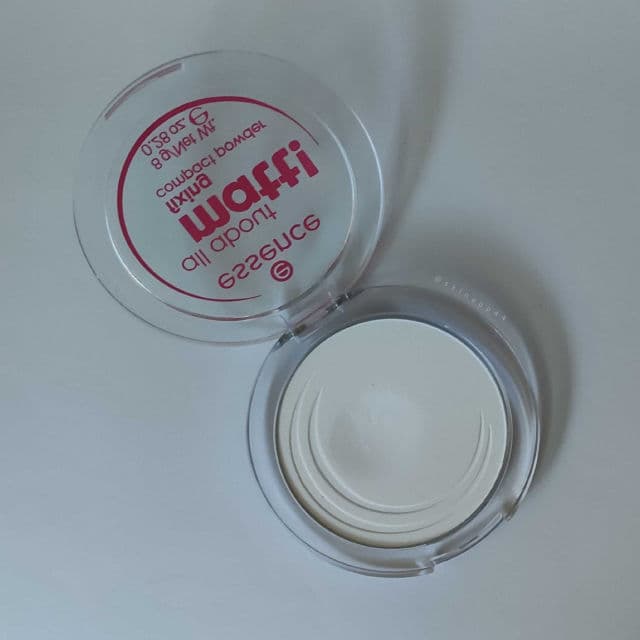 Essence All About Matt! Fixing Compact Powder review photo by skinupp44