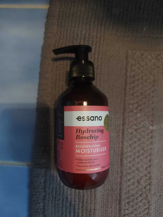 Essano Rosehip Regenerating Facial Moisturiser review photo by LianaReb