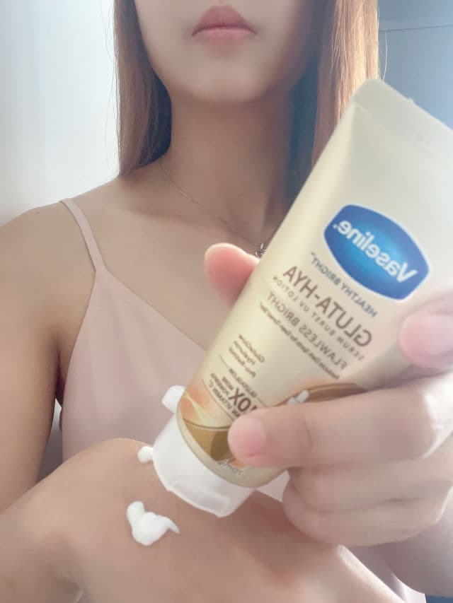 Vaseline Healthy Bright Gluta-Hya Serum Burst Lotion Dewy Radiance review photo by Jyying